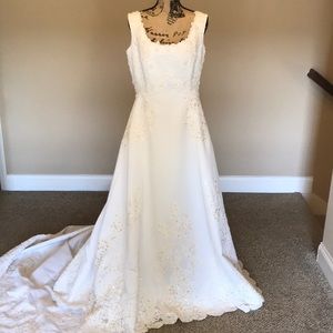 Beautiful Alfred Angelo white wedding gown.
